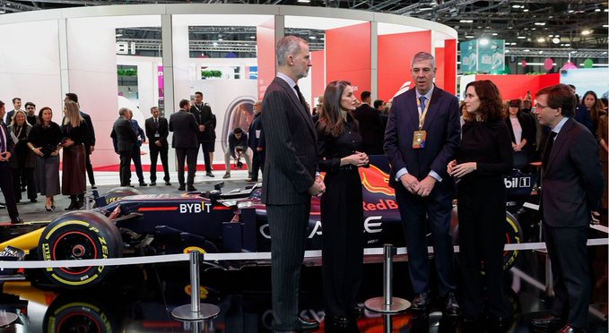 Reyes de España inauguran FITUR guardando un minuto de silencio por víctimas del accidente en Córdoba