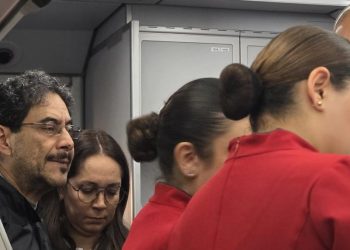 Tensión en un vuelo Bogotá–Neiva: increpan a Iván Cepeda durante campaña presidencial