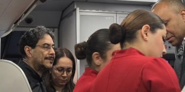 Tensión en un vuelo Bogotá–Neiva: increpan a Iván Cepeda durante campaña presidencial
