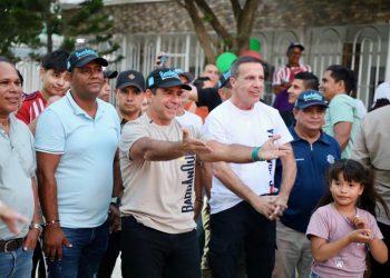 “Las nuevas vías son dignidad para nuestra gente y valorización de los barrios”: alcalde Char al entregar tramos pavimentados en Las Palmas