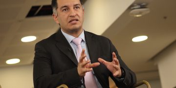 Choque en el alto gobierno: ministro de Justicia cuestiona manejo de presunto espionaje por Defensa