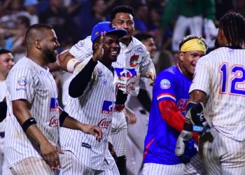 Arroyo se viste de héroe y Caimanes pega primero en la final