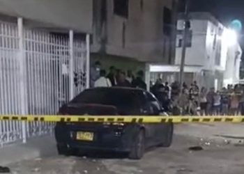 Asesinada con 13 disparos: mujer muere y un menor resulta herido en violento ataque en Soledad