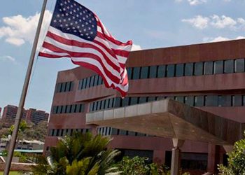 EE. UU. envía equipo diplomático a Caracas y evalúa reabrir su embajada después de siete años