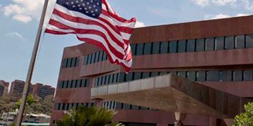 EE. UU. envía equipo diplomático a Caracas y evalúa reabrir su embajada después de siete años