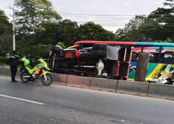 Volcamiento de volqueta genera fuerte congestión en la Vía Oriental, a la altura de Malambo