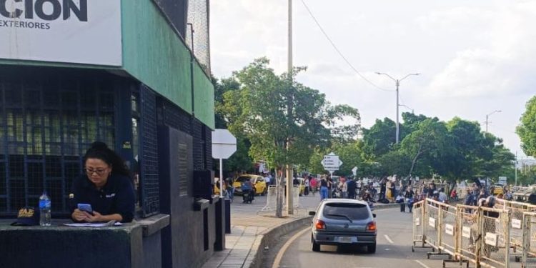 Deportan a periodistas colombiano y mexicano tras diez horas detenidos en Venezuela