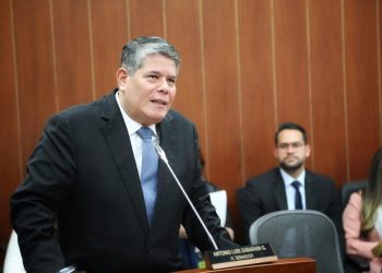 “Con $32 millones no alcanza”: Zabaraín reaviva debate sobre sueldos del Congreso