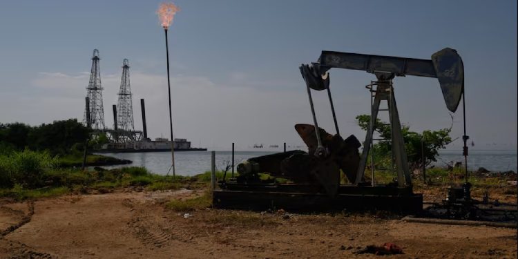 Precios del petróleo repuntan tras intervención de EE. UU. en Venezuela