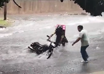 Motociclista arrastrado por arroyo y negocio destechado en Barranquilla