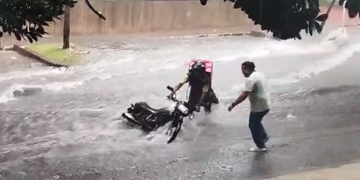 Motociclista arrastrado por arroyo y negocio destechado en Barranquilla
