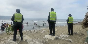 Fuerte oleaje: rescatan a un hombre y una menor que eran arrastrados por el mar en Puerto Colombia