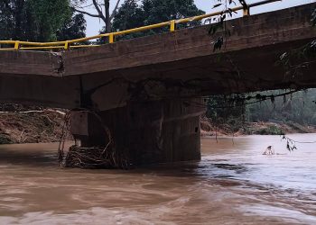 Así colapsa el puente en el río Mendihuaca deja incomunicada la Troncal del Caribe