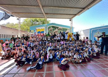 Más que útiles escolares: la Policía acompaña a niños samarios en el regreso a clases 2026