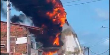 Imágenes captan el instante en que la estatua de Nuestra Señora de Fátima cae al suelo devorada por el fuego