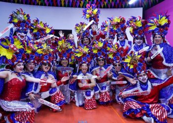 Delegaciones de EE. UU. y Canadá exaltan al Rey Momo Adolfo Maury por los 150 años del Congo Grande