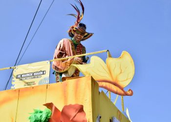 Rey Momo de la 44 enfrenta “el monstruo del Carnaval” en la Gran Parada de Tradición