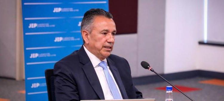 JEP expulsa al general Mauricio Santoyo, exjefe de seguridad de Uribe, “por no aportar verdad”