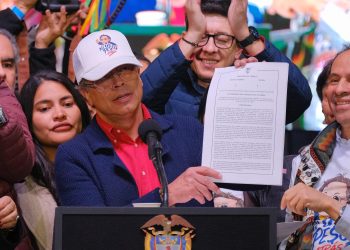 Petro al firmar nuevo decreto de salario mínimo del 23,7 %