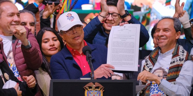 Petro al firmar nuevo decreto de salario mínimo del 23,7 %