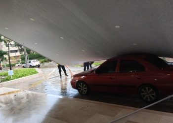 Techo de edificio Vizcayne colapsa sobre vehículo en el norte de Barranquilla