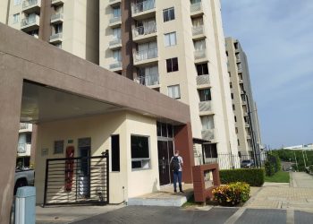 Mujer de 65 años fallece tras caer de un décimo piso en Alameda del Río