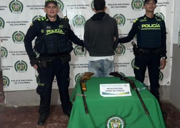Cayó sujeto que llevaba dos escopetas ocultas en un costal