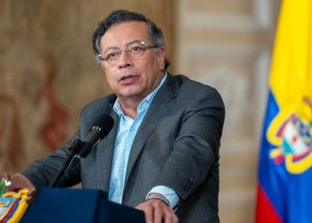 Petro acatará suspensión del salario mínimo, pero insiste en que el decreto cumple la Constitución