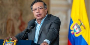 Petro acatará suspensión del salario mínimo, pero insiste en que el decreto cumple la Constitución