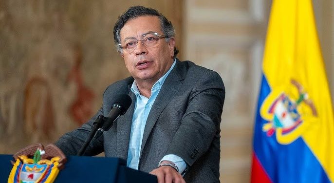 Petro acatará suspensión del salario mínimo, pero insiste en que el decreto cumple la Constitución