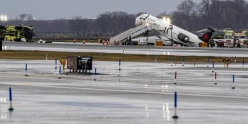 Gobierno de EE.UU. y Nueva York lamentan la muerte de pilotos en pista de LaGuardia