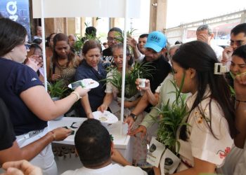 Con dulces y abanicos, Alcaldía de Barranquilla invita a las familias a vivir una Semana Santa segura