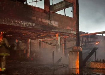 Voraz incendio consumió zona de restaurantes en el barrio Las Flores, en Barranquilla