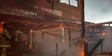 Voraz incendio consumió zona de restaurantes en el barrio Las Flores, en Barranquilla