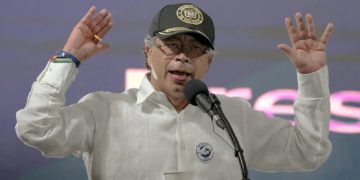 Petro cuestiona al Congreso y a la Corte por frenar reforma tributaria