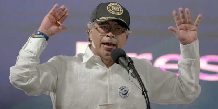 Petro cuestiona al Congreso y a la Corte por frenar reforma tributaria