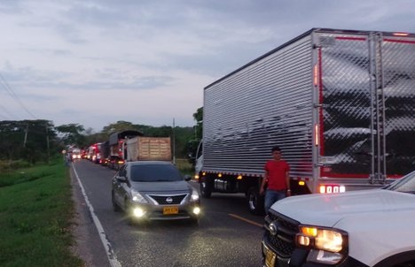 Bloqueo en la Vía La Cordialidad: Campesinos reclaman tierras y generan caos vial