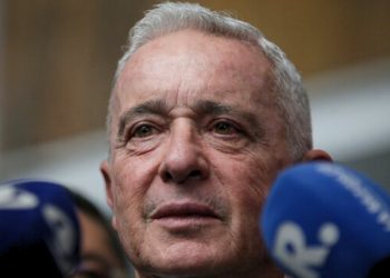 Uribe lanza grave denuncia: “guardias campesinas” estarían bloqueando a militares en puestos de votación