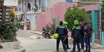 Sicarios asesinan a mujer en plena calle de Santa Marta: conmoción en Alfonso López