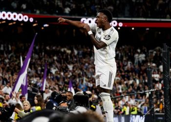 Vinicius decide un derbi intenso y mantiene al Real Madrid en la lucha por LaLiga