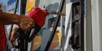 Gobierno advierte que precio de la gasolina podría subir por conflicto en Medio Oriente