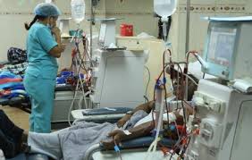 Pacientes renales en Ecuador denuncian que aranceles del 50% a insumos de Colombia los ponen “en riesgo de muerte”