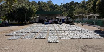 Armada incauta más de 3 toneladas de marihuana en el Pacífico y captura a tres personas