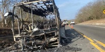 Así quedó el bus de hinchas del Junior tras incendiarse en la madrugada sin dejar víctimas