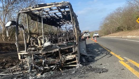 Así quedó el bus de hinchas del Junior tras incendiarse en la madrugada sin dejar víctimas