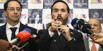 Abelardo De La Espriella denuncia ante EE. UU. y el Parlamento Europeo la interceptación ilegal y perfilamiento político por parte del gobierno Petro