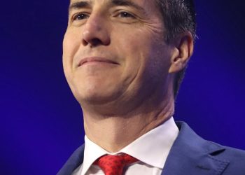 Bernie Moreno participará como observador internacional en elecciones presidenciales de Colombia 2026