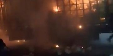 Disidencias de ‘Iván Mordisco’ incineran camión con cargamento de pollos en el suroccidente del país