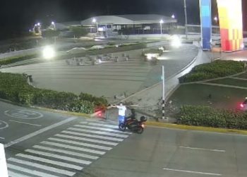 Conductor a alta velocidad destruye semáforo en la Ventana al Mundo de Barranquilla