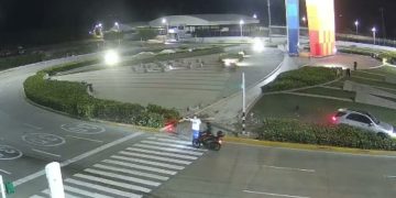 Conductor a alta velocidad destruye semáforo en la Ventana al Mundo de Barranquilla